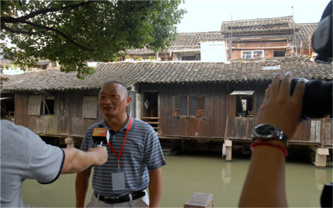 “烏鎮(zhèn)變化很大，越來(lái)越美。這次老年人免費(fèi)游烏鎮(zhèn)活動(dòng)，非常開(kāi)心！”_副本.jpg